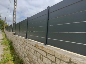 Clôture aluminium anthracite sur muret de pierres