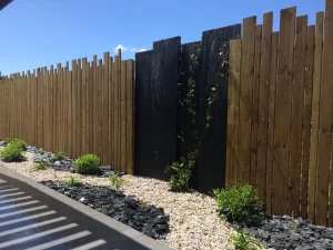 Clôture avec panneaux bois et panneaux de schiste