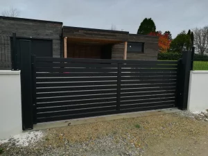 Portail aluminium anthracite coulissant ajouré lames horizontales et motorisé
